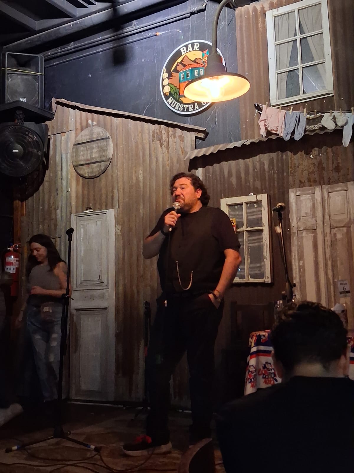 Leo Pérez haciendo stand-up en bar